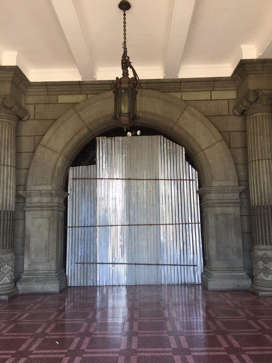 LupaGt_'s tweet photo. Las puertas del Palacio Nacional amanecieron así para recibir el #Paro20S https://t.co/moA80udjVx