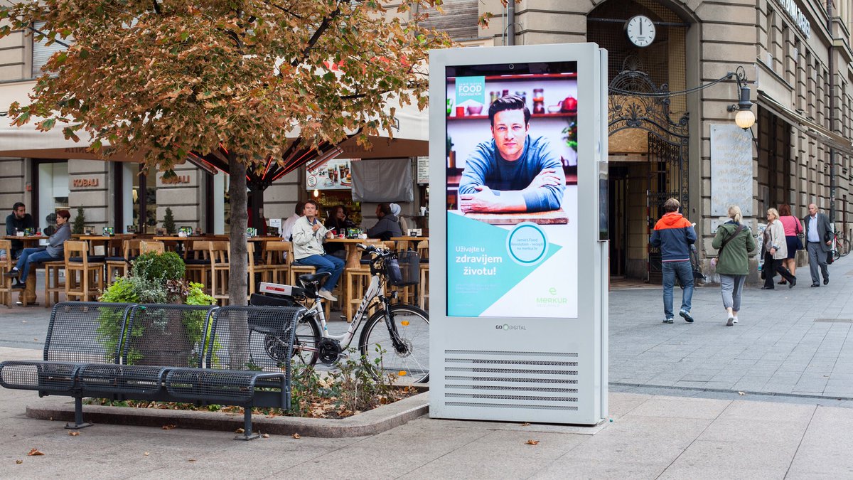 go2digital_hr's tweet photo. Eat healthy, stay healthy! @MerkurOsiguranj #DOOH  #jamieoliver #advertising #digitalsignage https://t.co/DTN4B46Vqy
