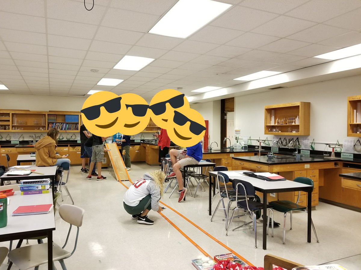 becky_redetzke's tweet photo. I'm behind. Kinematic graphing on monday #sciencedailypic #HSPhysics @LuverneHighSchool https://t.co/IKxUAoFzYh