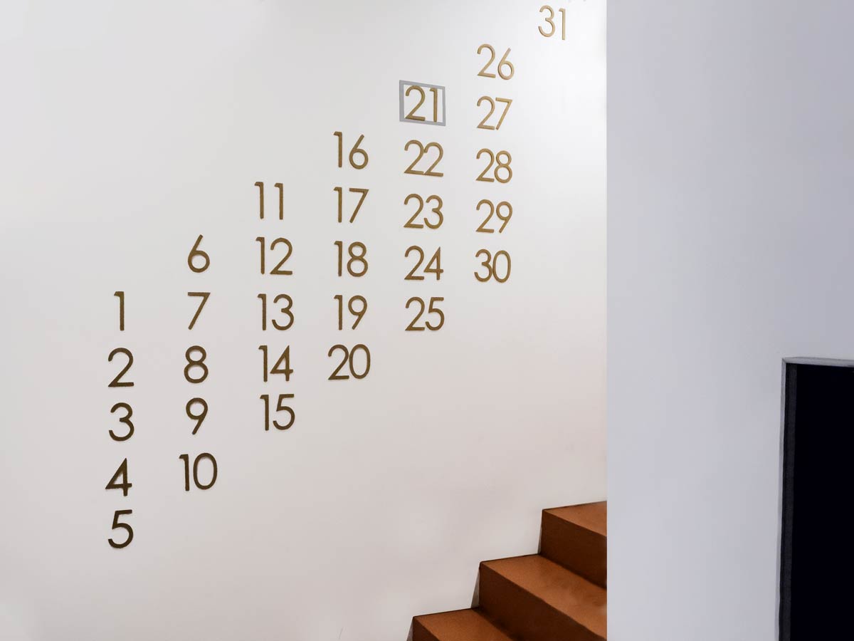 FidelRocaJoiers's tweet photo. Podem passar el temps de pujada o de baixada, però no ens podem quedar als esglaons. Calendari de paret #fidelroca #sabadell #originaldesign https://t.co/oY0OzFWJPf