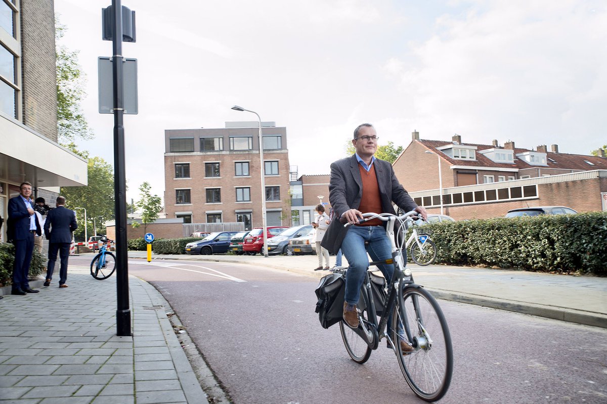 JacobsMario's tweet photo. Primeur in NL. Proef met #crosscycle app in #Tilburg. #Slimgroen voor 🚲-ers. Onderdeel "living lab" van ons #snelfietspad. https://t.co/8u8715Mb4l