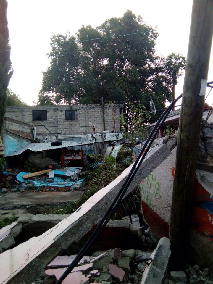 CulturaColectiv's tweet photo. San Gregorio Xochimilco necesita ayuda. Hay gente bajo los escombros, se necesitan víveres y voluntarios #AyudaCDMX 
https://t.co/fn2J802LwJ https://t.co/D4Wshalx6C