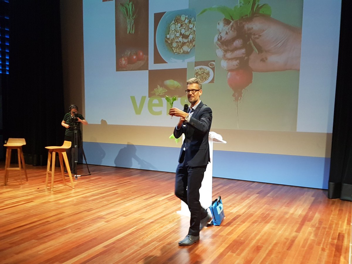 milieucentrum's tweet photo. Het gaat over vers! vandaag tijdens de regiobijeenkomst van @RdamFoodCluster en 'n nieuw event in @ahoy over groente en fruit in juni 2018.. https://t.co/APp0Ow6Xfn