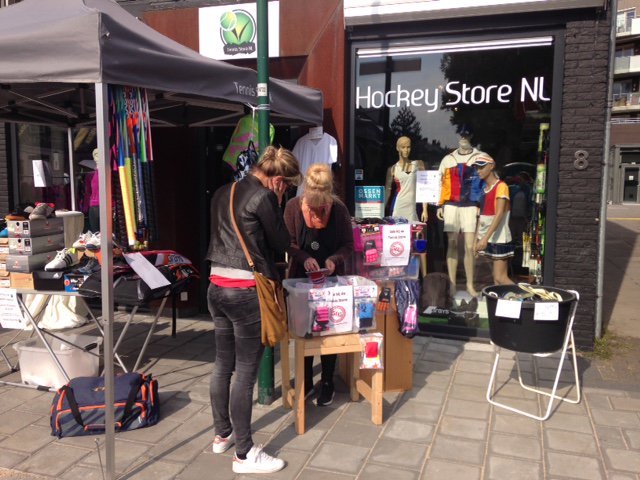 We hebben zowel voor de #tennis als #hockey leuke aanbiedingen! Tot wel 50% korting. We zijn er tot 21.00 uur. Ossenmarkt Veenendaal.