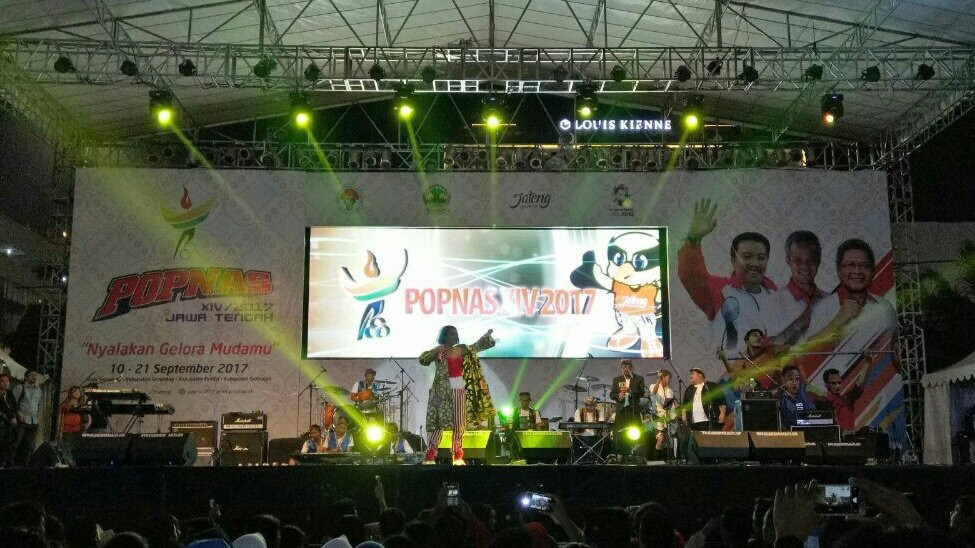 humasjateng's tweet photo. Gelaran #POPNas2017 di Jateng telah usai, Jabar sebagai Juara dengan 58 emas, disusul DKI 56 dan Jateng 40. Selamat kepada para Juara !!! 😀🙏 https://t.co/otaz1sQO27