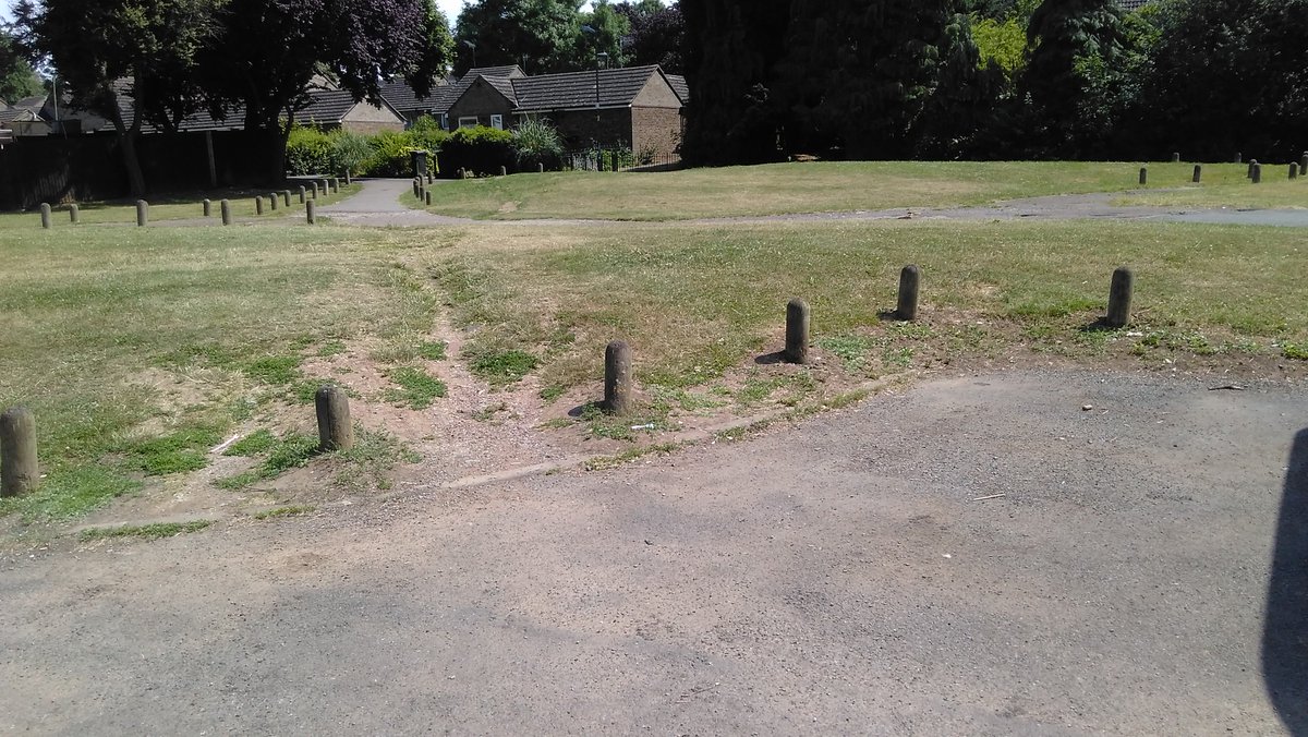 ChrisRPlatformH's tweet photo. 2000 bollards to be painted on Westlands #Droitwich during #communitieswk17 by @FortisLiving @SWorcFamSupport @WychavonComDev @PrincesTrust https://t.co/jx3weYjp5b