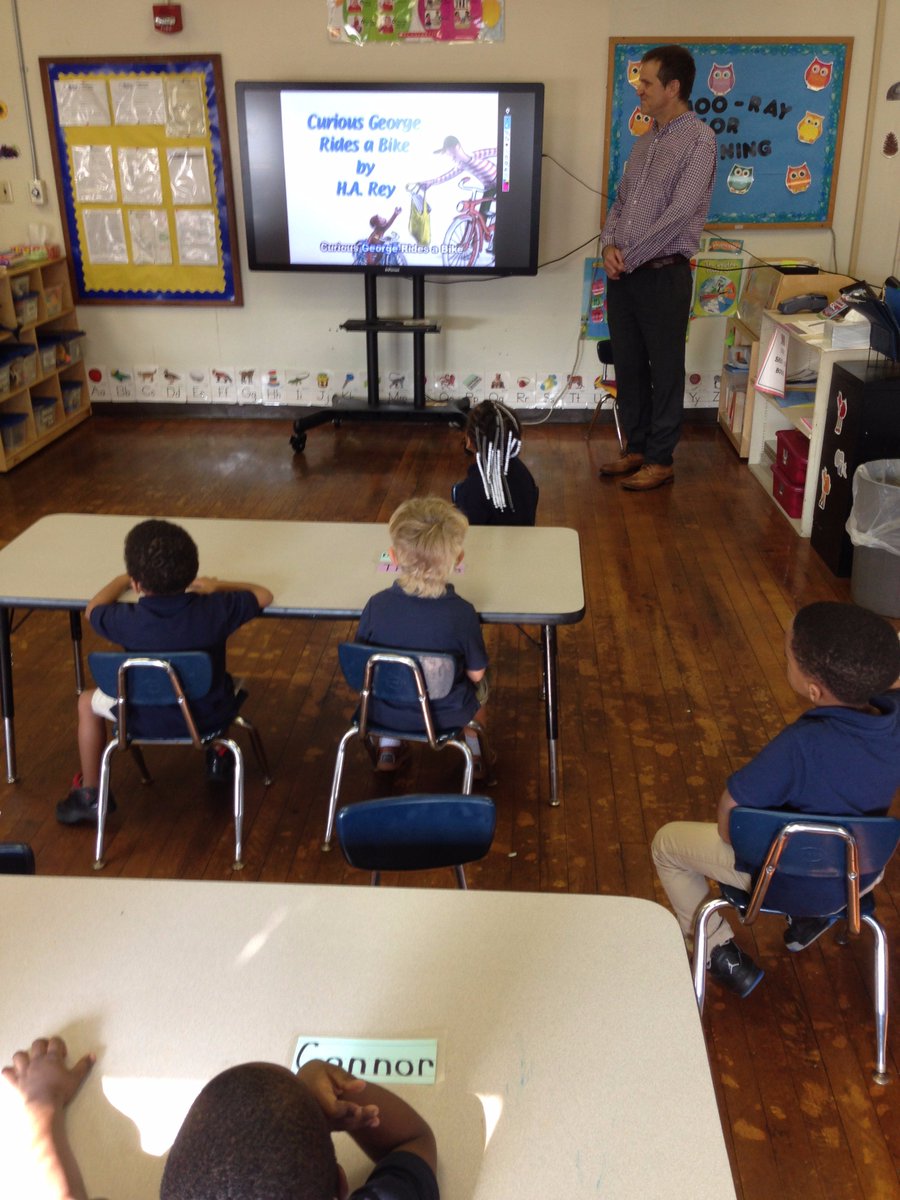 schoolnewtech's tweet image. Celebration Day, new technology for @StFrancisSeraph School. Our Executive Director Mark Pfau with principal Halsey Mabry @StarfireCincy