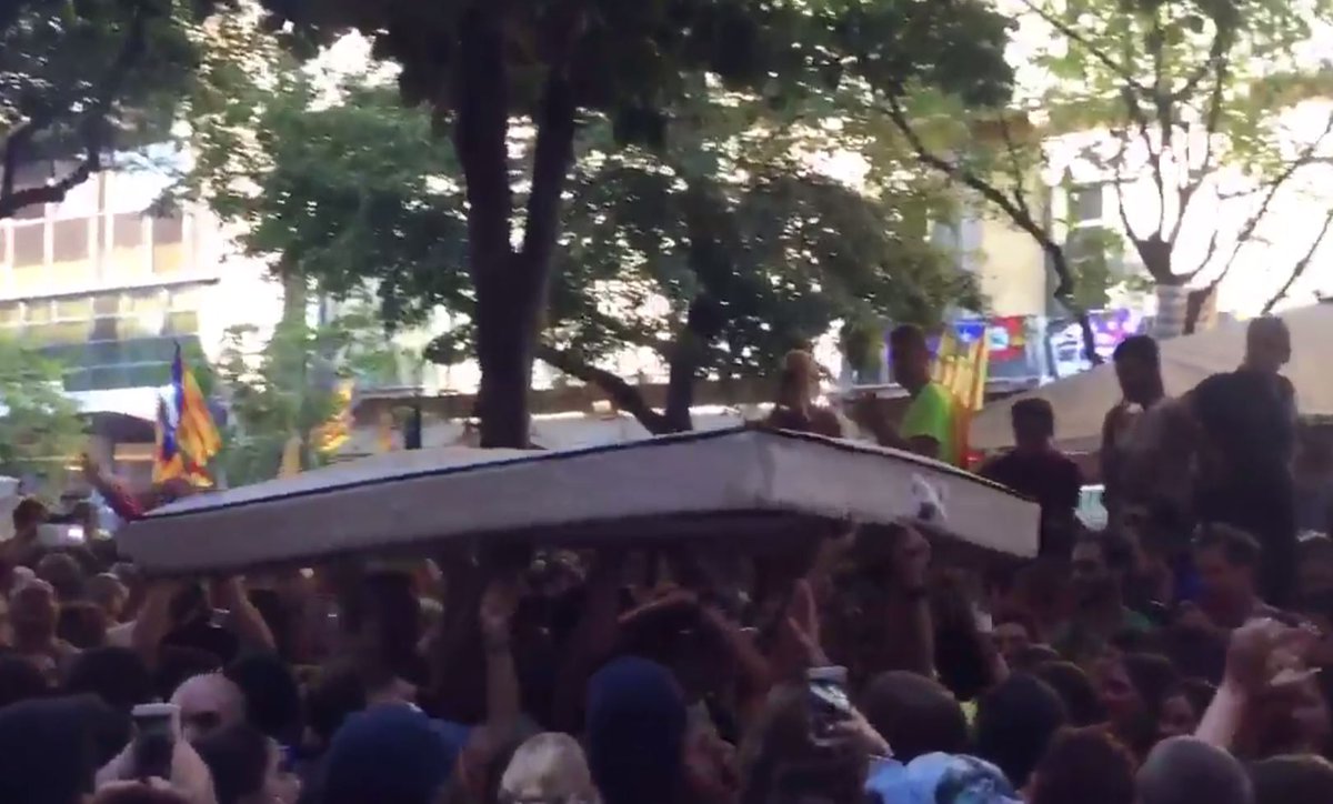 Apareix un matalàs davant la conselleria d'Economia. La gent canta irònica "Aquesta nit la passeu aquí" bit.ly/2xw8B5R #20STV3