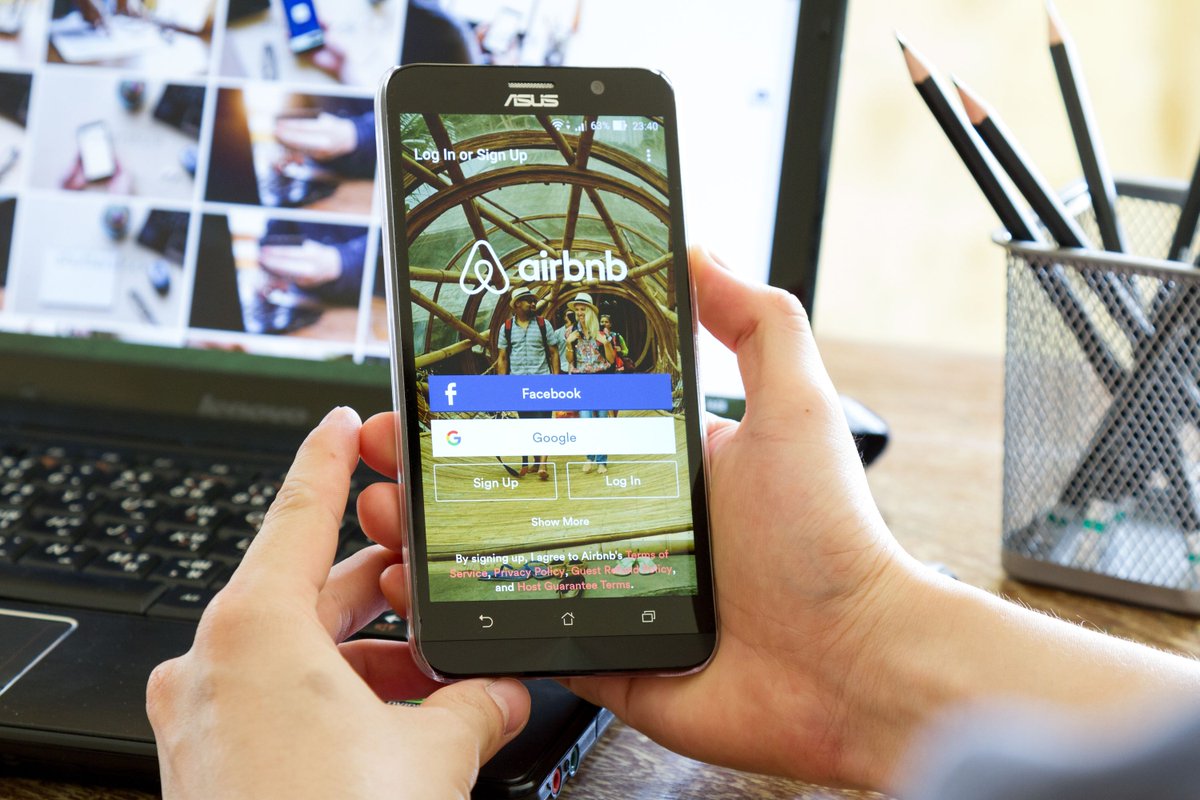 Eater's tweet image. Airbnb gets into restaurant reservation business with @Resy eater.com/2017/9/20/1633…