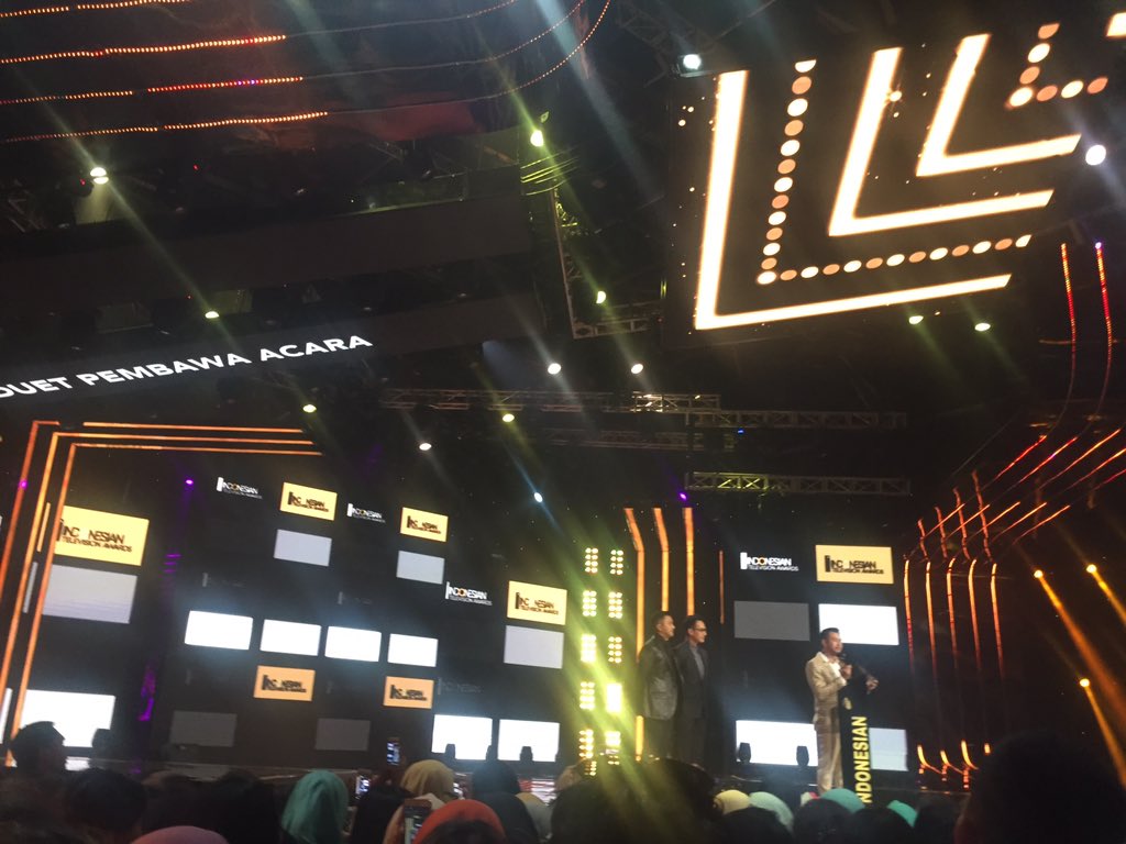 OfficialRCTI's tweet photo. Duet Pembawa Acara Terpopuler diberikan kepada Raffi Ahmad &amp; Deny Cagur! Selamat :) #IndonesianTVAwards2017 https://t.co/SINdS0uZ3f