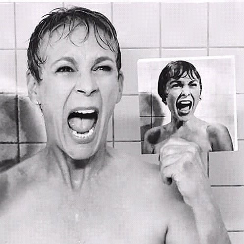 #jamieleecurtis recreando en una foto la escena que hizo famosa a su madre #JanethLeigh en #Psycho #Psicosis del aclamado #AlfredHitchcock