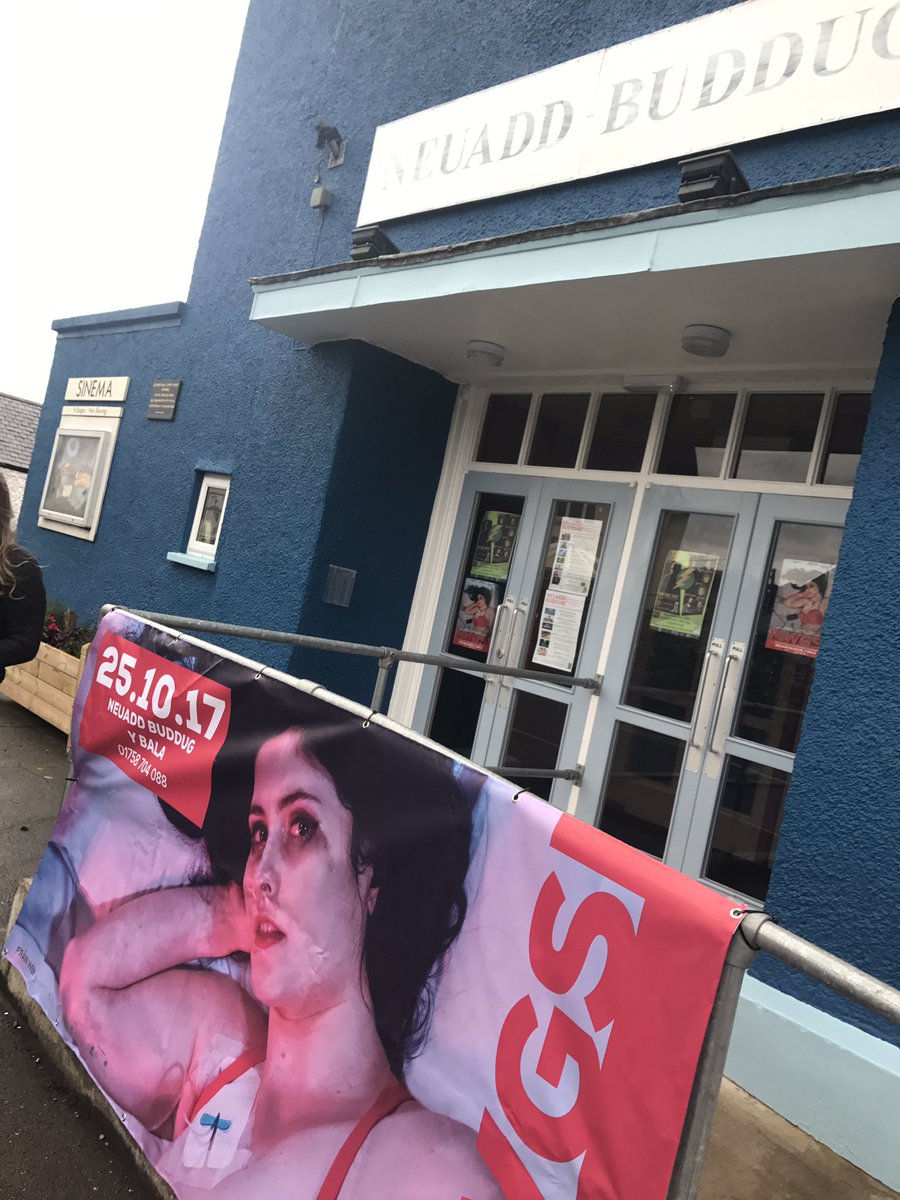 Gneud bach o waith marchnata i <a href="/CwmniFranWen/">Frân Wen</a> tra ar daith hefo @theatrbaracaws ...... fydd y bill yn post!! 😂 #mwgsi #dimbydynni #BalaWa