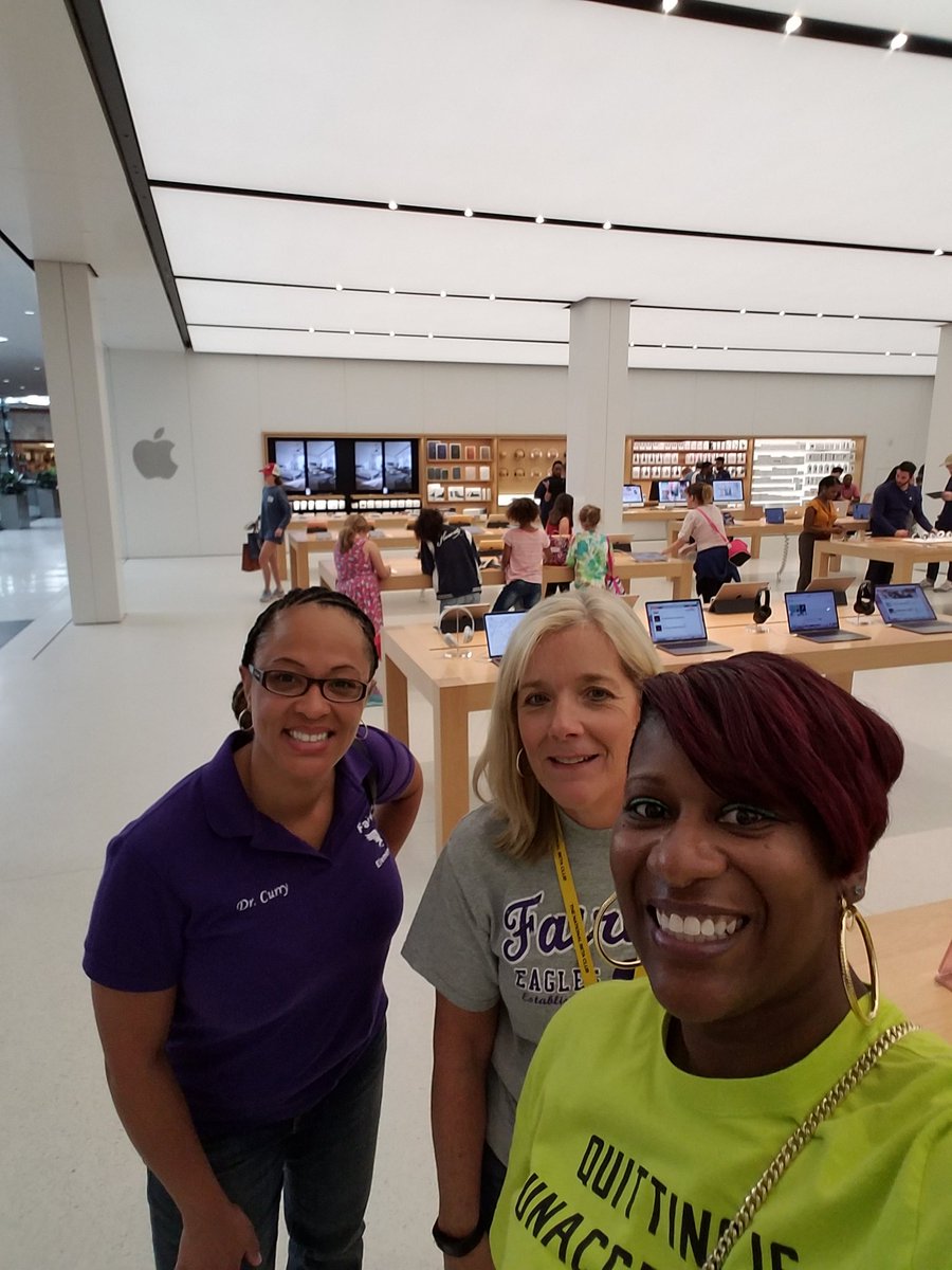 writeright_now's tweet photo. Love my job! Providing our kids experiences using technology! @FairviewFves @dr_yoli #ncssbethebest #appletakeover https://t.co/48m2A0fQO3
