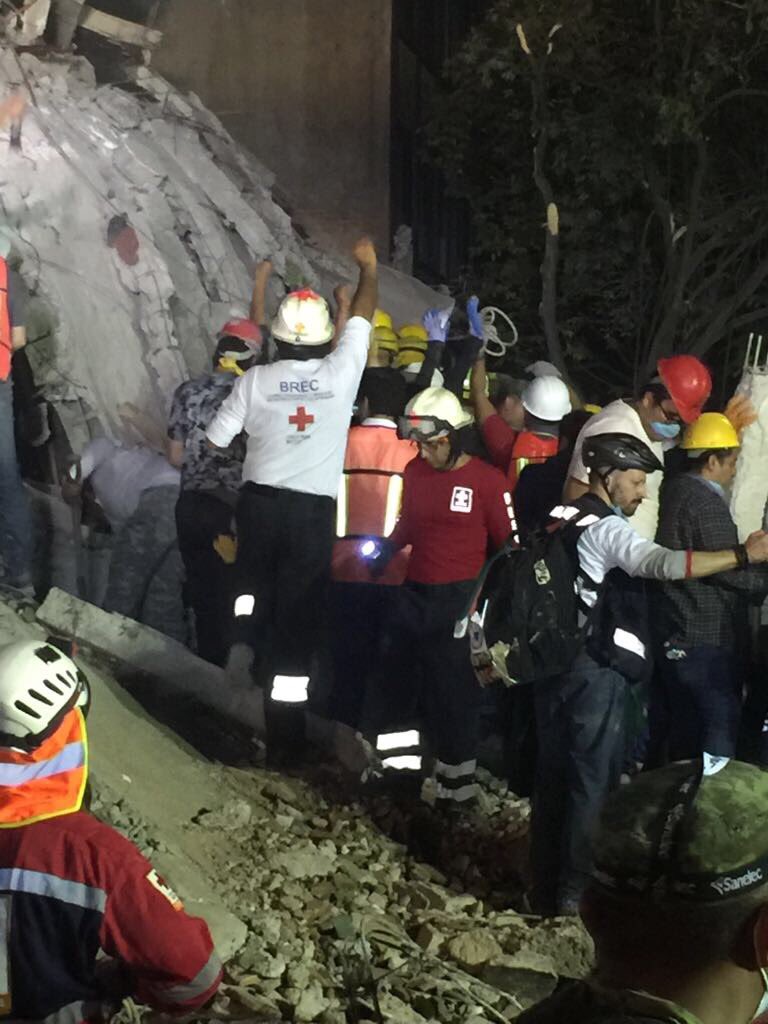 CruzRoja_MX's tweet photo. Más de mil 500 elementos, 100 de ellos especialistas en búsqueda y rescate en estructuras colapsadas se suman a las labores. #Sismo #CDMX https://t.co/oplgYFujV7