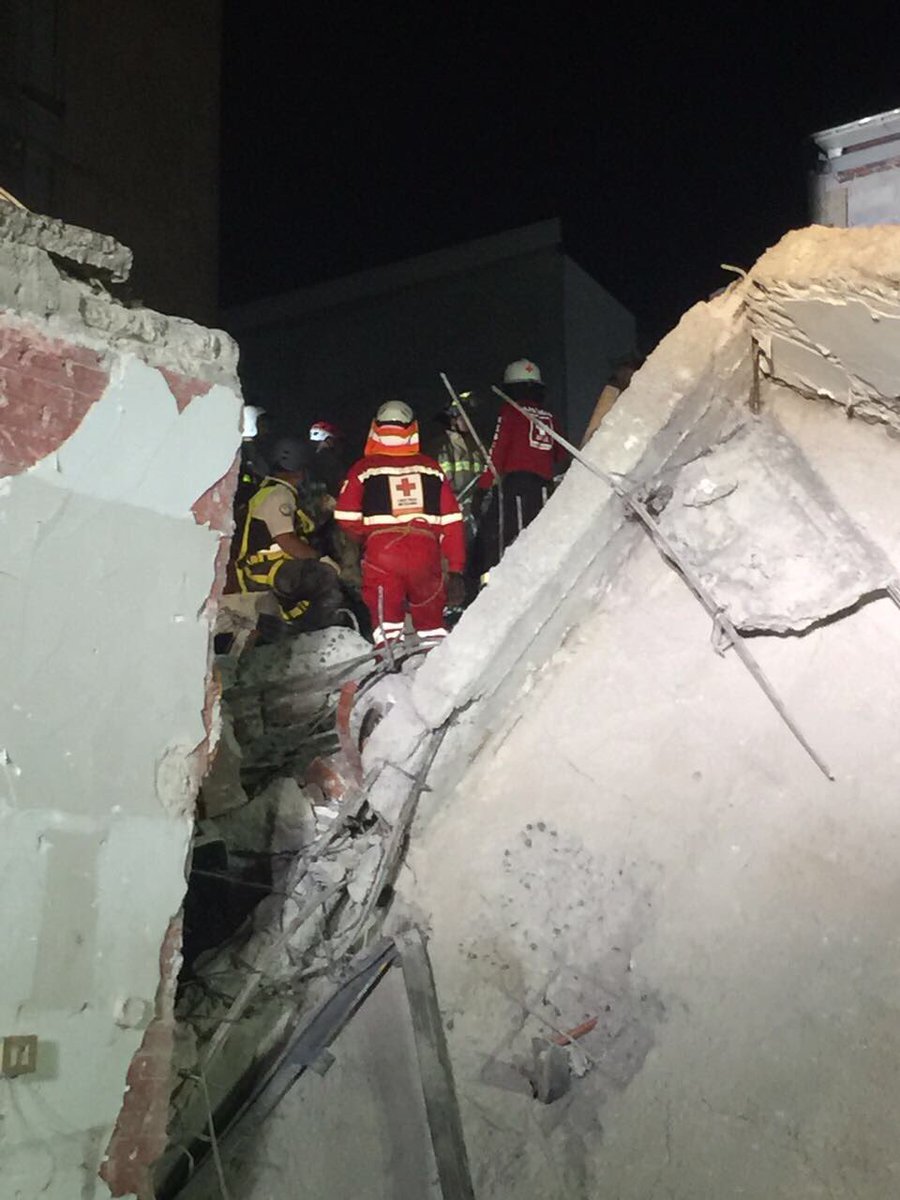 CruzRoja_MX's tweet photo. Más de mil 500 elementos, 100 de ellos especialistas en búsqueda y rescate en estructuras colapsadas se suman a las labores. #Sismo #CDMX https://t.co/oplgYFujV7