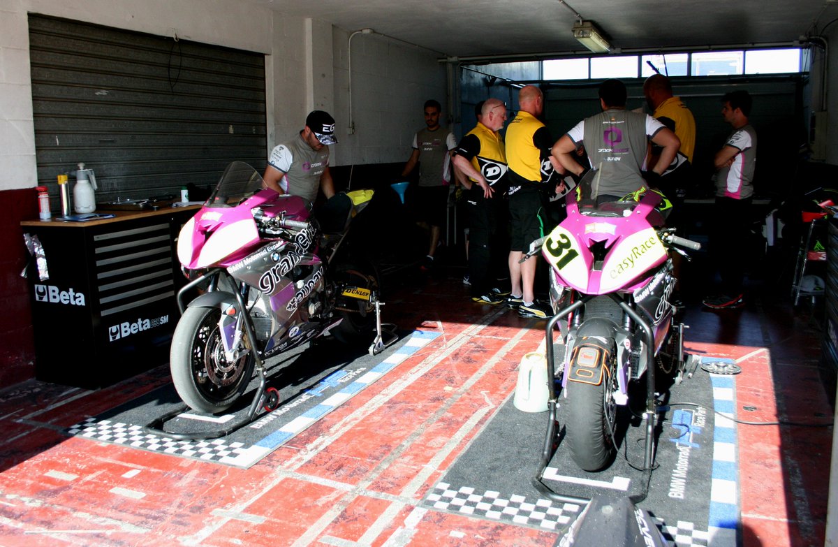 El piloto @EfrenVazquez07 con <a href="/TMRacingSpain/">TM Racing</a> en <a href="/CircuitAlbacete/">Circuito de Albacete</a> y <a href="/JulianSimon_60/">Julián Simón</a> con <a href="/Dunlop_ES/">Dunlop España</a> @easyracesbkteam #YD