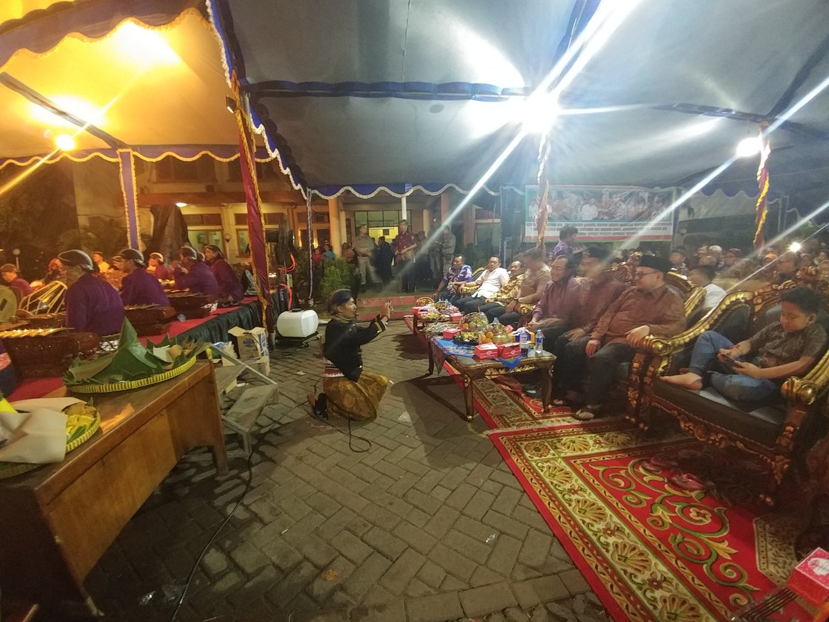 sudirmansaid's tweet photo. Malam 1 Muharrom/1 Syuro penuhi undangan Pak Sastoro dari Kowarteg nobar wayang Banyumasan lakon Semar Mbangun Pasar Sore. @infobanyumas https://t.co/RtrRksQZ6M
