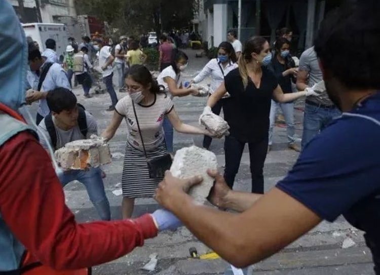 Soy_MarkD's tweet photo. Estos héroes no sólo levantan piedras o escombros... ¡levantan a un país!
#MexicoUnido #FuerzaMexico #MéxicoEstáDePie https://t.co/arS8HzIKP5