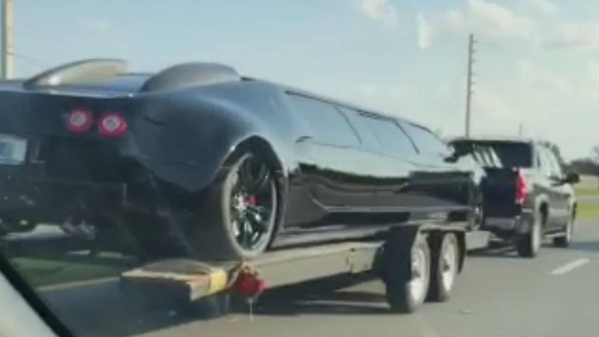 There's a Bugatti Veyron limo, and it's not a Photoshop bit.ly/2faHV0h https://t.co/mwj9g3cHCU