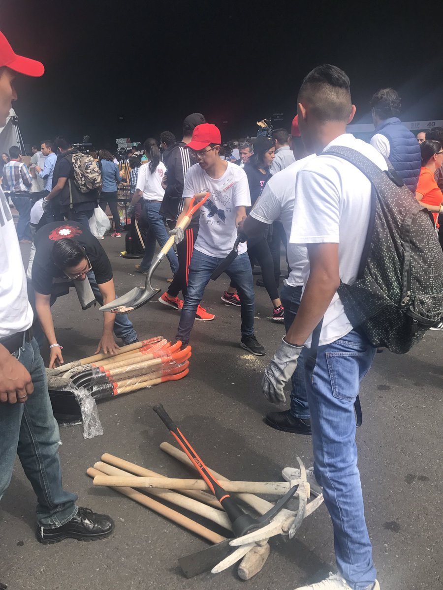 DIF_NMX's tweet photo. 🆘 Necesitamos más palas, guantes, picos ⛏, cascos ⛑, lámparas 🔦y pilas 🔋¡Te esperamos en nuestros #CentrosDeAcopio! #FuerzaMéxico 🇲🇽 https://t.co/4gMSKozGIr