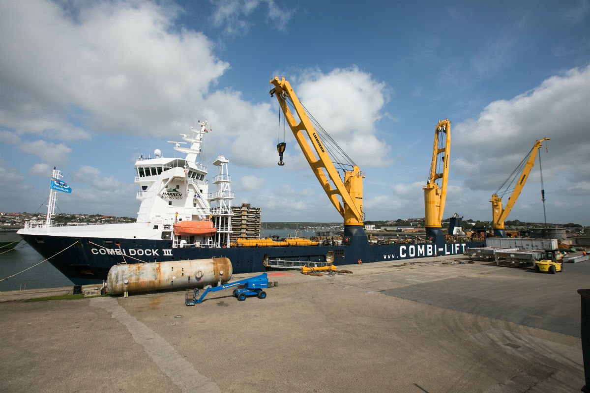 HeavyLiftPFI's tweet photo. Refinery parts pass through Pembroke #PortofPembroke #HeavyLift #Export #CombiDock https://t.co/z22gcgZ3Ua https://t.co/OL0K0i8I9X