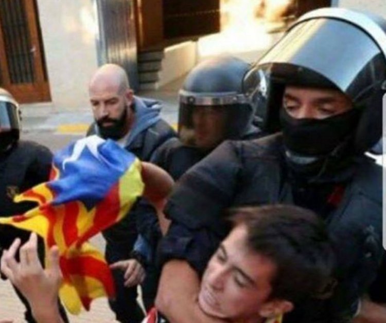 albegiorvalanga's tweet photo. #Catalonia Per l'autodeterminazione, per la libertà, col #referendum la gente decide #stoprepressione https://t.co/M3bHJHRuR5