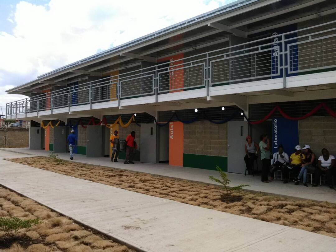 ObvioCapriles_'s tweet photo. Ampliación de Escuela 3 de Junio permite que nuestros alumnos se gradúen de bachiller, junto a @hcapriles damos #PasosDeProgreso #20Sep https://t.co/o295o6jnsj