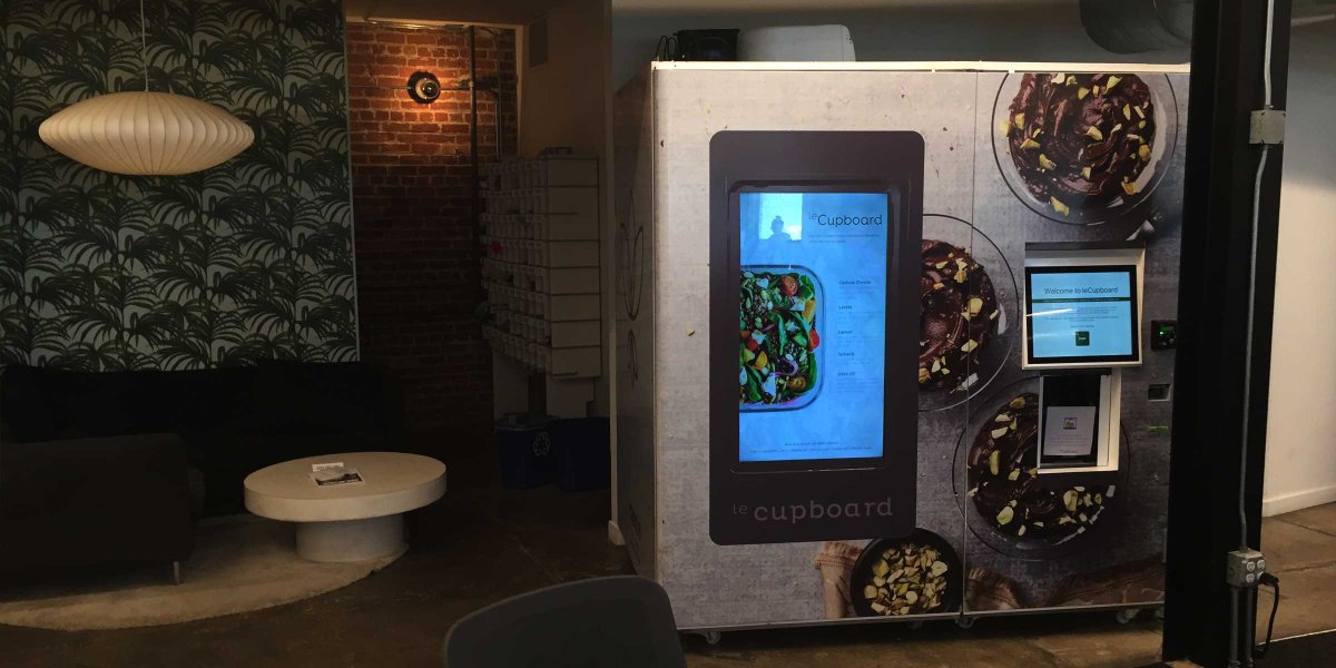 yellowbylaposte's tweet photo. Un distributeur intelligent de repas ? La #startup @Lecupboard 🇫🇷 s'attaque à la malbouffe 🇺🇸
https://t.co/YPUrAUaOUi
#FutureOfFood #Manger https://t.co/zYI2Cy8noW