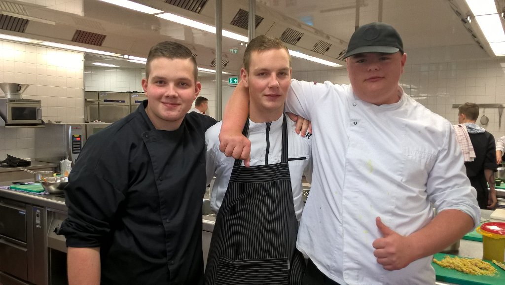 De opl. kok en gasth/vrouw zijn gestart!Dus ook onze befaamde diners. Welkom in de Euroborg! Uitzicht op het veld.