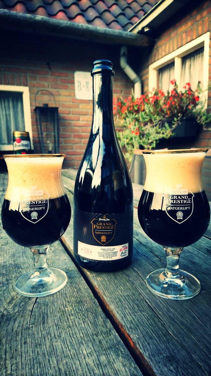 Onze trouwdag vieren we lekker thuis, met een <a href="/Hertogjan_Arcen/">Hertog Jan</a>  Vatgerijpt Port.