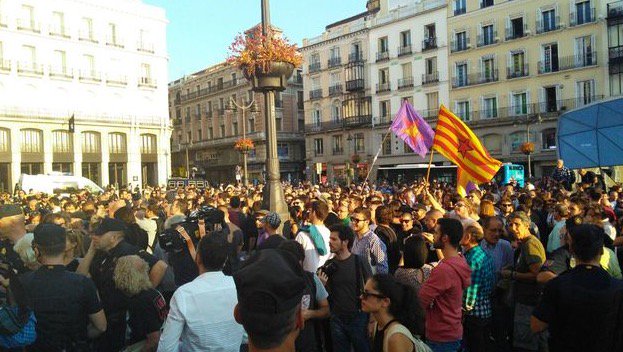 iescolar's tweet photo. La Policía identifica a los asistentes a la concentración de Madrid contra las detenciones en Catalunya https://t.co/d63gU8iQf0 https://t.co/Nft1J49OUO