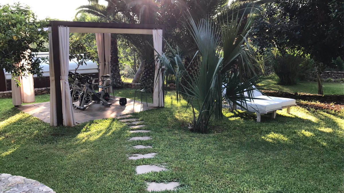 PatrikHageman's tweet photo. Hänger på Ibiza i några dagar.
Frågade efter ett gym.
Fick: runt hörnet till vänster! 
Tack älskade människa för guidningen ❤️ https://t.co/ShIv4gyOKo