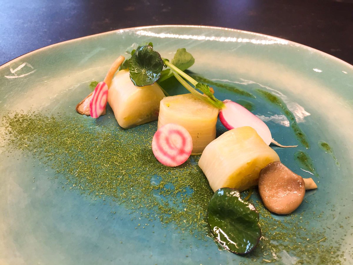 Verras je gasten met de #smaakcombinatie van Sous-Vide #witlof, kardemompoeder en chioggia biet! Check het #recept: bit.ly/2x1InZ7