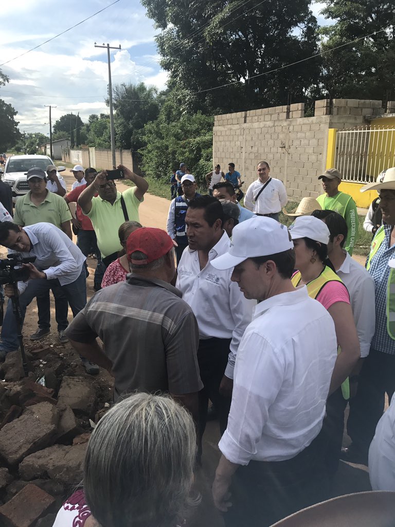 paula_hdz's tweet photo. Recorriendo viviendas colapsadas en el mpio de Jiquipilas Chiapas con el Srio @LuisEMirandaN y el Gob @VelascoM_ https://t.co/lSN3Nh25c8