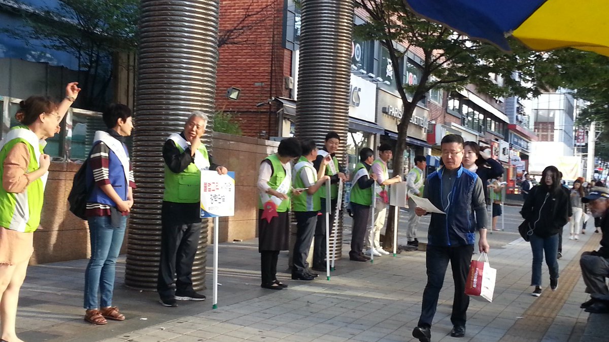 불법고리사채업 근절을 위해  시,구 공무원등이 #성남시 모란역에서 시민들에게 캠페인을 하고 있어요!!