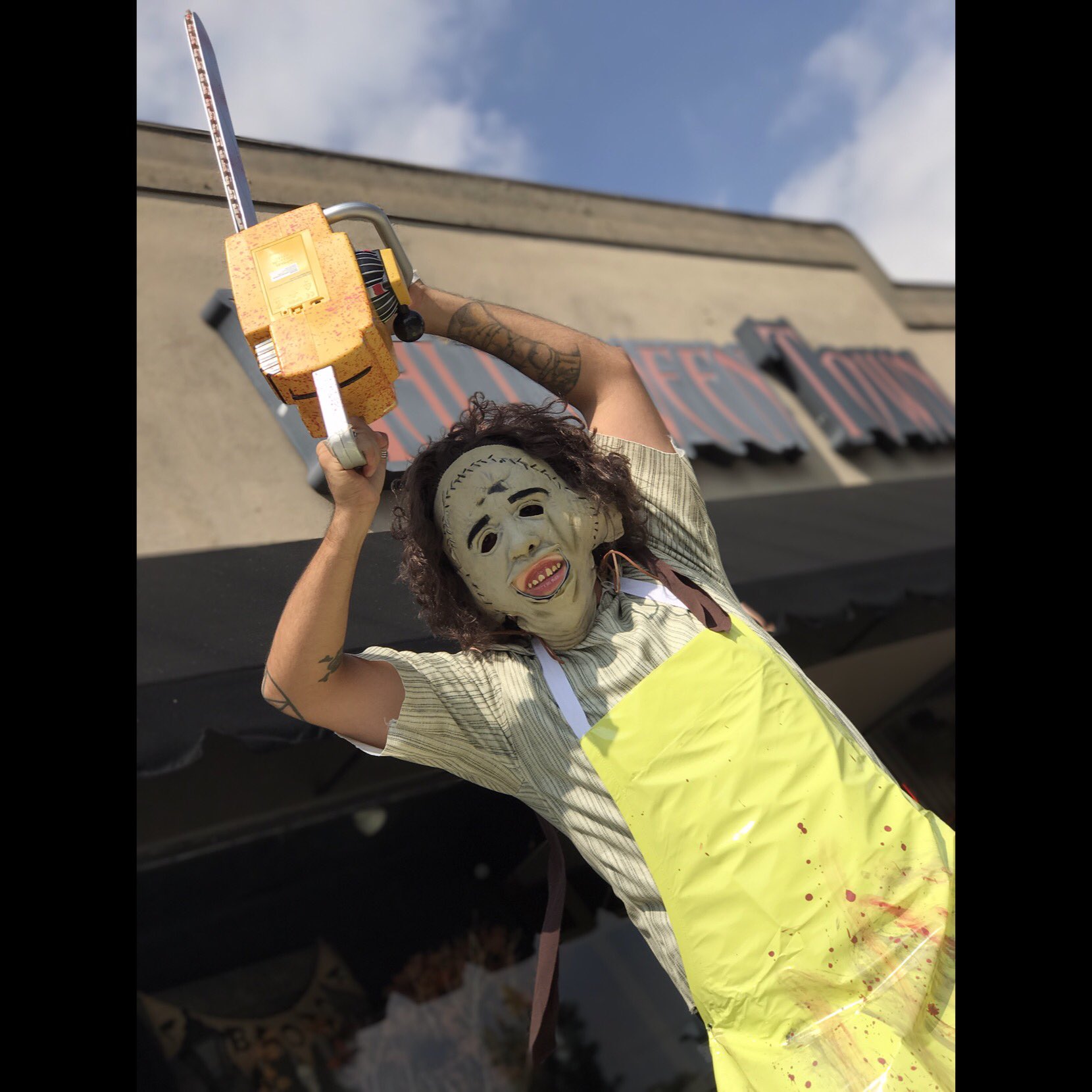 X 上的Halloween Town：「Heres a killer new costume idea! Leatherface from the  original Texas Chainsaw Massacre! Mask, costume & chainsaw available now!  💀💀💀🎃🎃🎃 https://t.co/572bUNb6aH」 / X