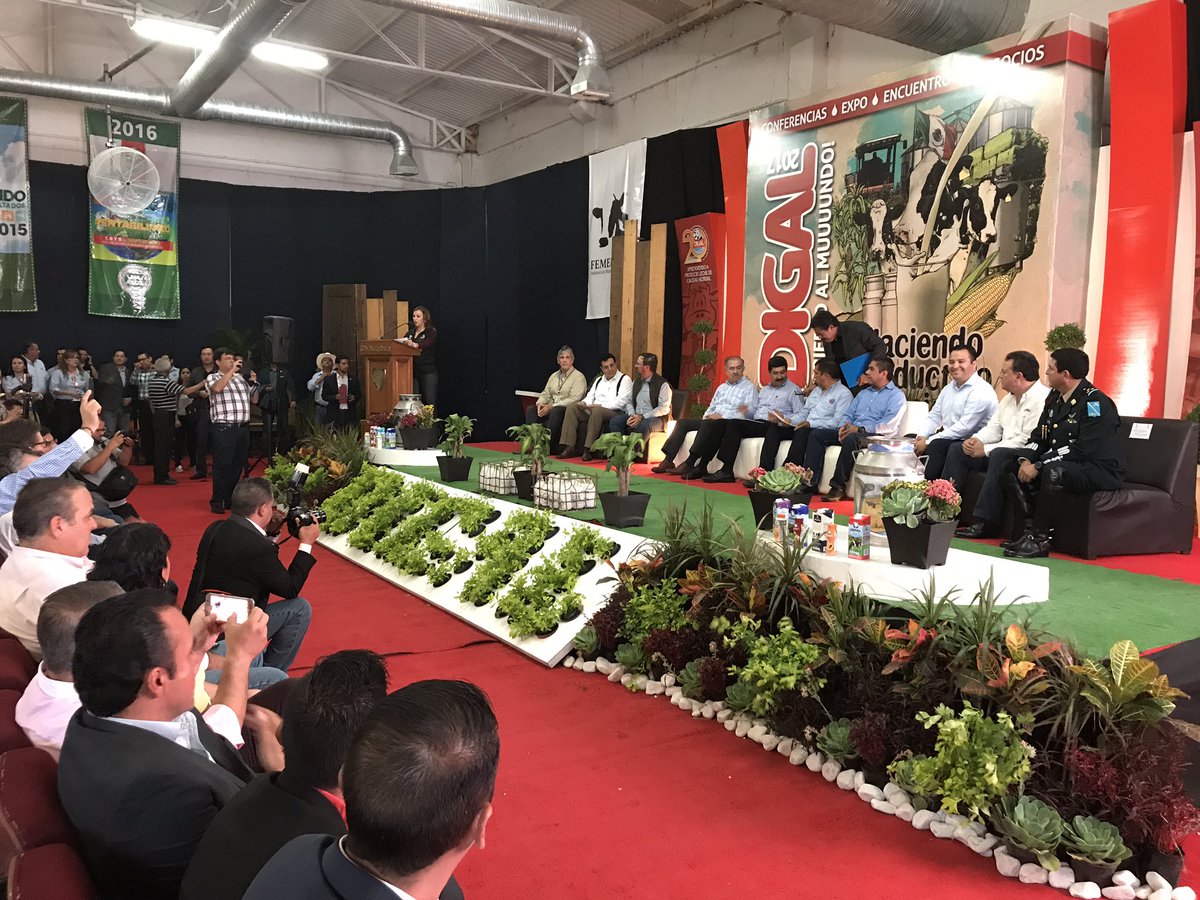 SDRchihuahua's tweet photo. Acompaña @RubenChavezV1 al Gobernador @Javier_Corral en la inauguración de #DIGAL 2017, en centro de Convenciones de Cd. Delicias #Chihuahua https://t.co/lTwzPwuPhT