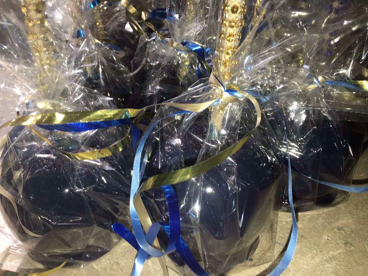 FaNcyVodka's tweet photo. #Candyapples #goldenapples #cakepops #Virginia #CHEFMJ https://t.co/GZhUO94CZ9