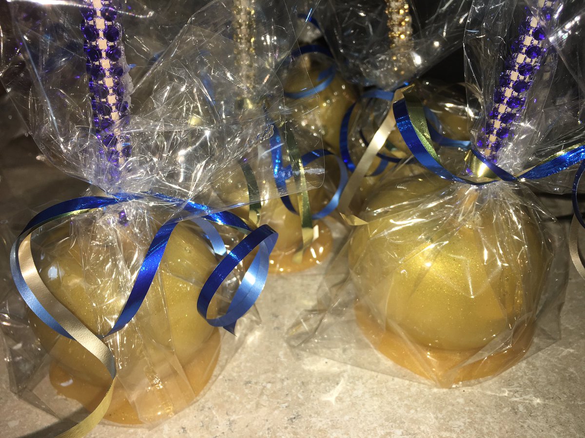 FaNcyVodka's tweet photo. #Candyapples #goldenapples #cakepops #Virginia #CHEFMJ https://t.co/GZhUO94CZ9