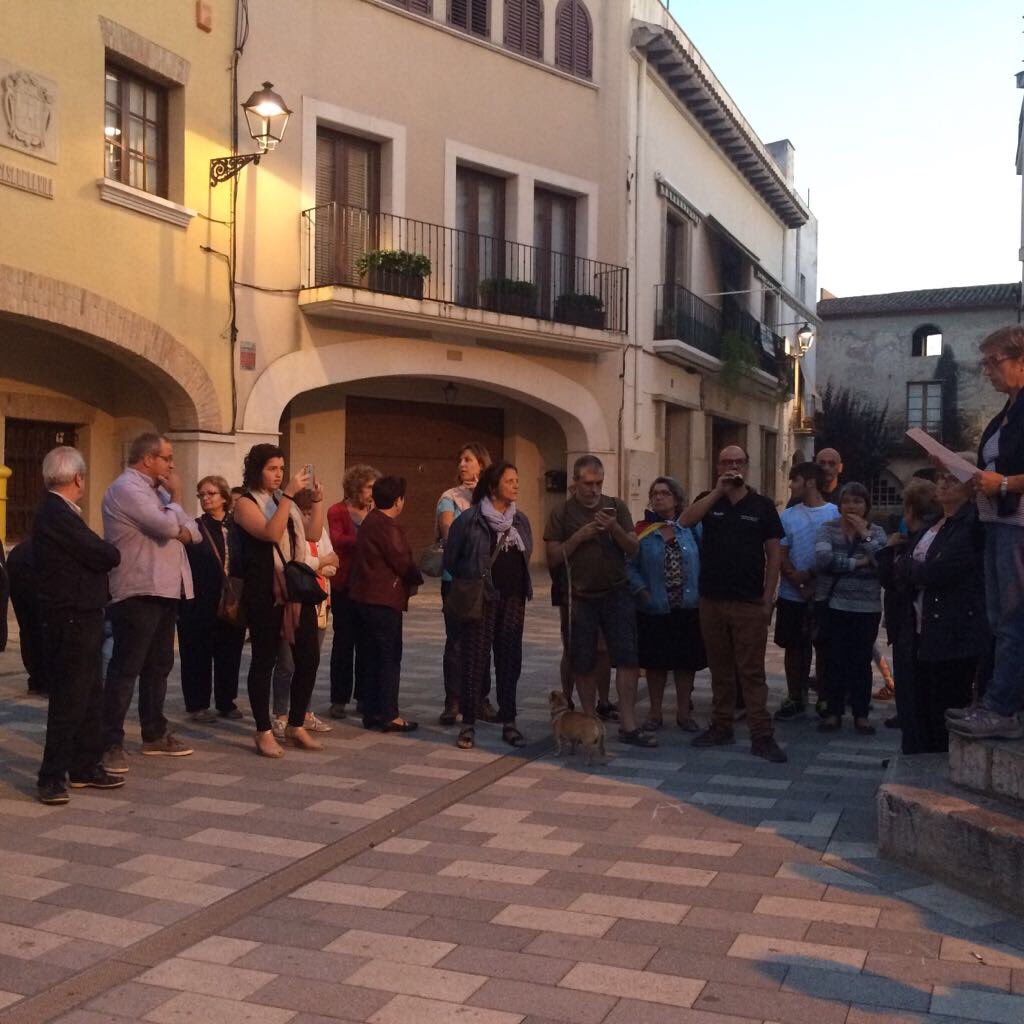 PrunaLluna's tweet photo. A Vilallonga del Camp també ens hem manifestat a favor de la llibertat #20sep2017 https://t.co/NVhfjp7KCg