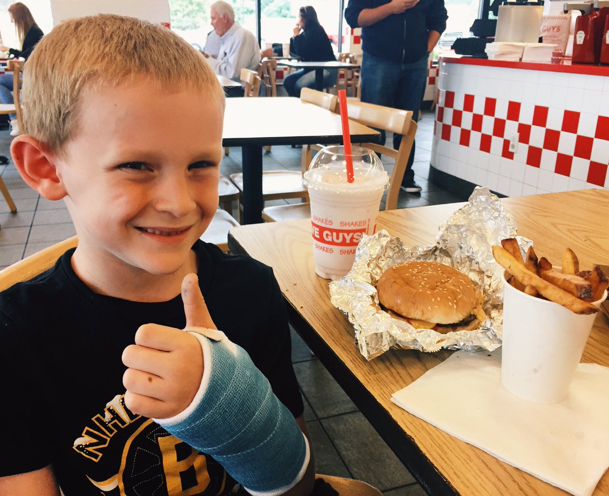AlishPorter's tweet photo. @Five_Guys When morning plans involve getting a cast, a lunch feast at #FiveGuys makes everything better. https://t.co/y2Zz5cdSEd