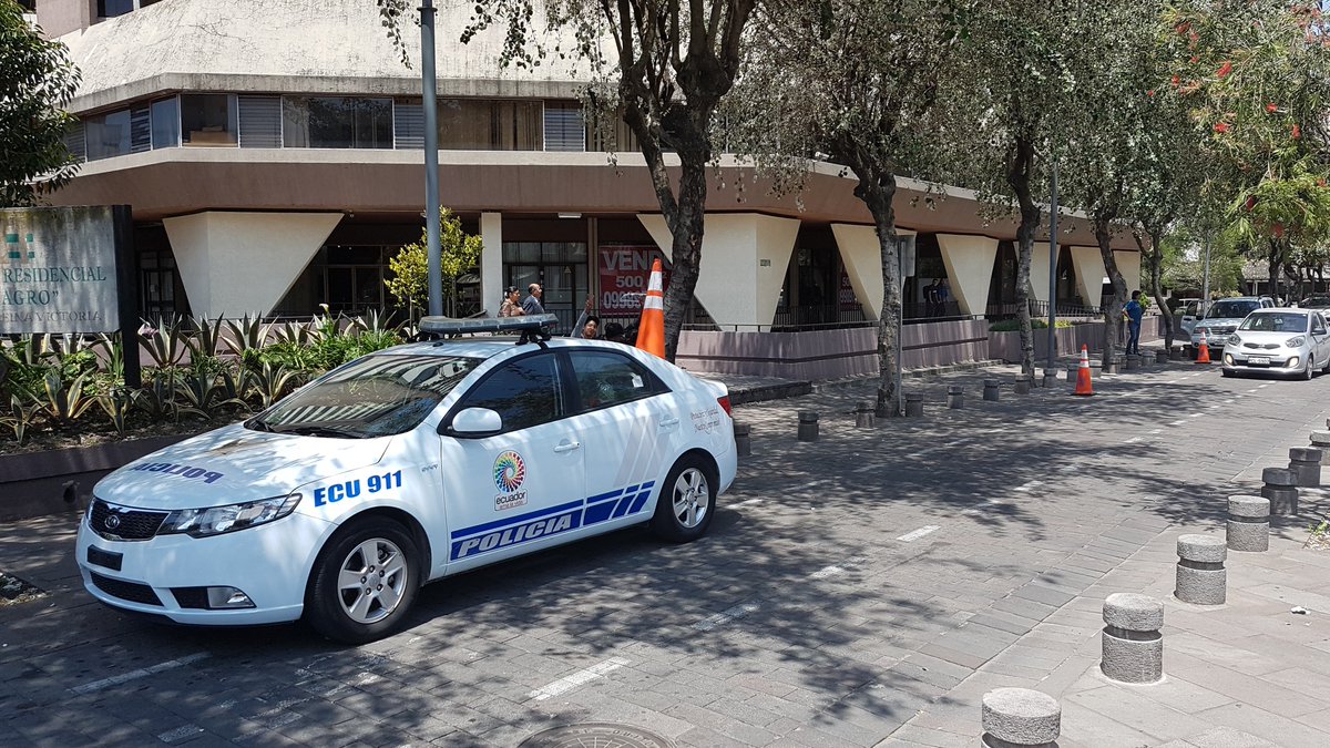 CiclismoEnQuito's tweet photo. @AMTQuito @AMTQuito Fue agradable mientras duró. @Justicia_Ec (su edificio en L Cordero). #quitosincontrol https://t.co/5GheUeAFQn