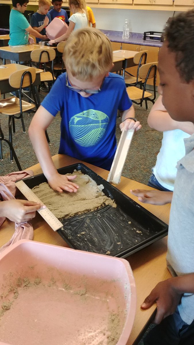JenniferJeffr11's tweet photo. Studying erosion with stream tables. @ Van Allen_ICCSD #VanAllenPride https://t.co/Uwzc5C1cKl