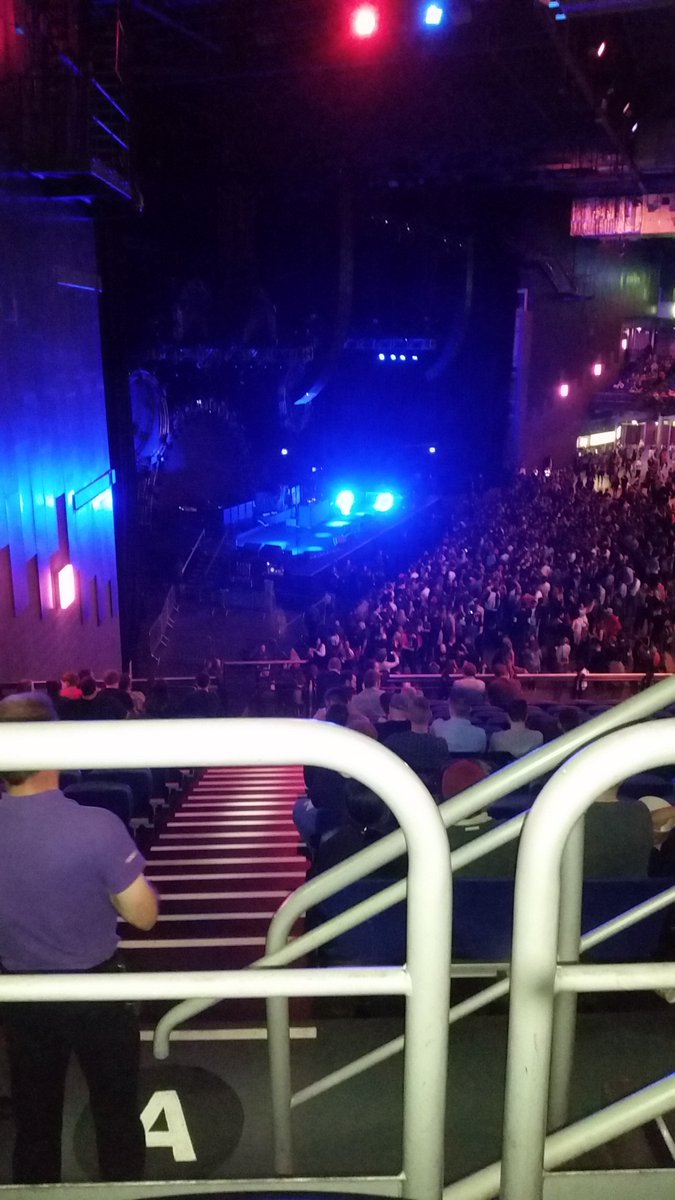 kellleecha's tweet image. Pints while we wait on @ChiliPeppers in the 3 arena! Steward guy please fuck off so we   can move down to better seats :/