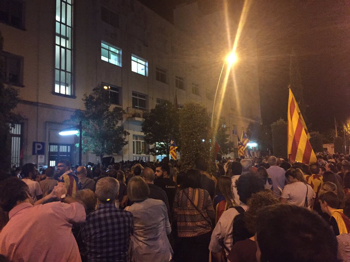 Xavisalta's tweet photo. Estem recordant a les forces espanyoles que no tenim por #ReuSI  #1Oct2017votarem  #SI https://t.co/ESU51je8ih