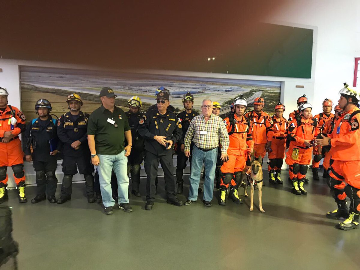 Llega al aeropuerto de México brigada de rescatistas panameños para ayudar en labor de búsqueda y rescate #PanamáCoopera #TerremotoMéxico