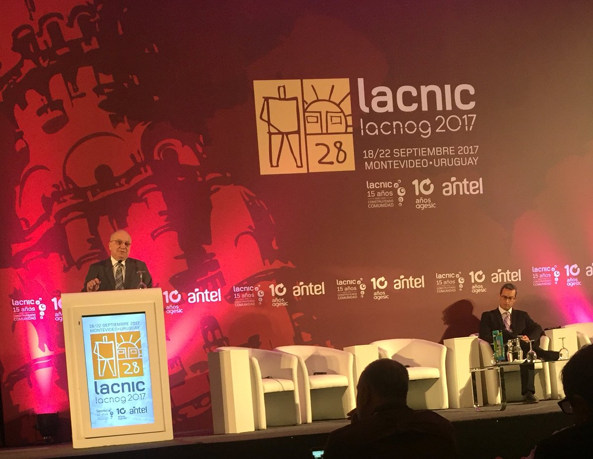 ernestomajo's tweet photo. José Clastornik habla luego de su designación como Premio Trayectoria 2017 de LACNIC. #LACNIC28 https://t.co/kFipm5yTM5