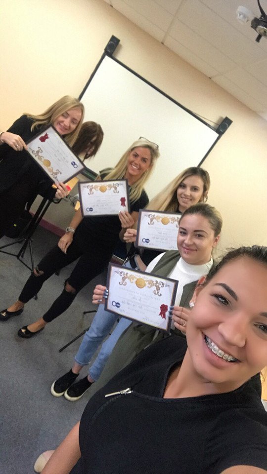 VipHairExt's tweet photo. What a fantastic teaching we had! #microring #nanoring #hairextensioncourse massive well done! Looking forward to seeing all your photos π https://t.co/gHM2tIIY3R