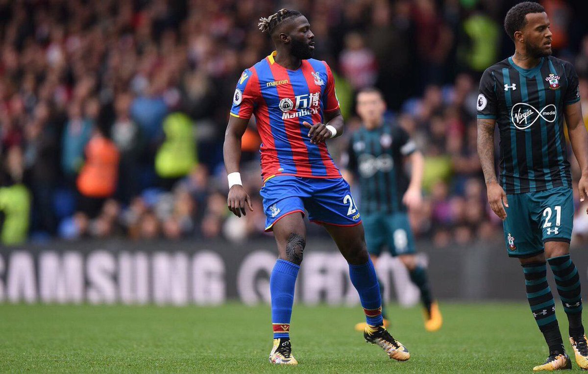 AtaqueFutbolero's tweet photo. La rompió toda. Los botines de Bakary Sako, del Crystal Palace, es lo mejor que vas a ver hoy. 🙌👏 https://t.co/1OTefWBggi