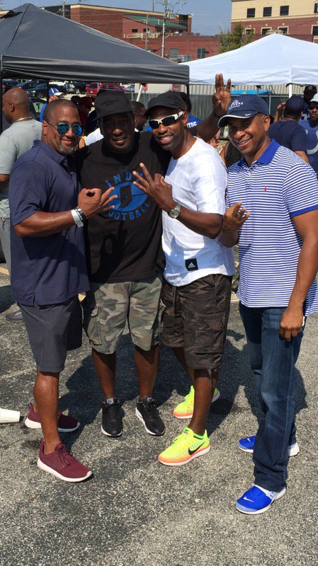 KDubb1911's tweet photo. Tailgating with my Sands at last weeks Colts game, Yo B.E.W.A.R.E.! #slydi https://t.co/fnEf9PYnFw